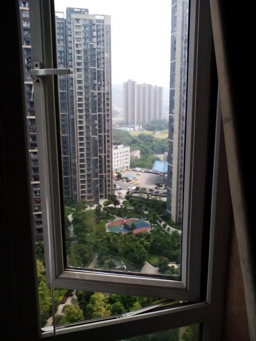 上下提拉式窗户关不严