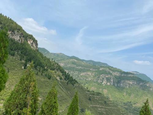 放眼眼望去山连着山歌名是什么