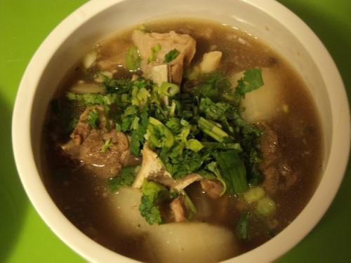 炖羊肉中间能加水吗