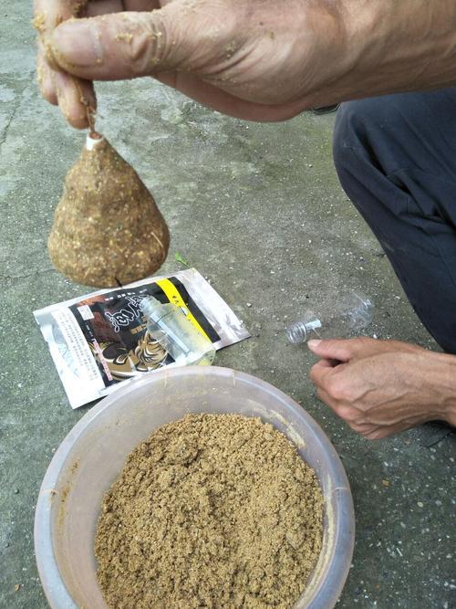 过河钓鱼用什么饵料