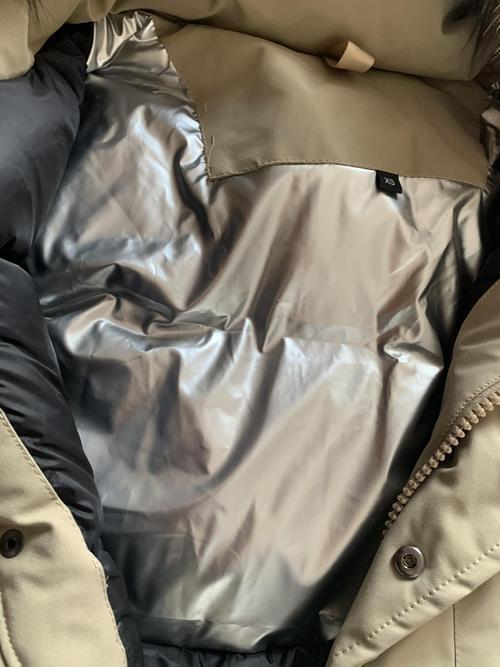 羽绒服有个小袋子不知道怎么装