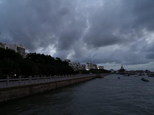 阴雨天外出散步好吗