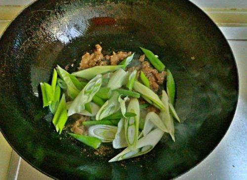 王刚莴苣炒肉做法
