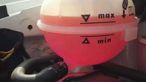 宝马防冻液超过max要紧吗