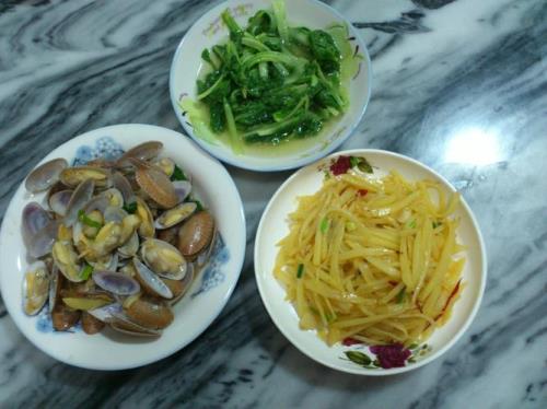 自己在家吃饭能摆三个盘吗