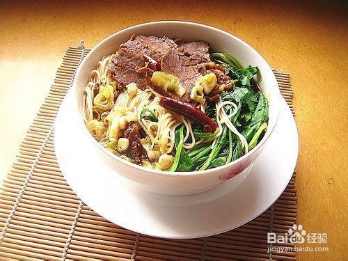 一两牛肉面热量