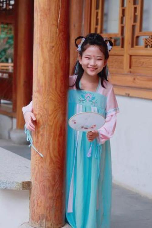 女儿穿汉服发朋友圈的句子