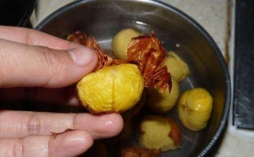 剥生板栗的快速方法