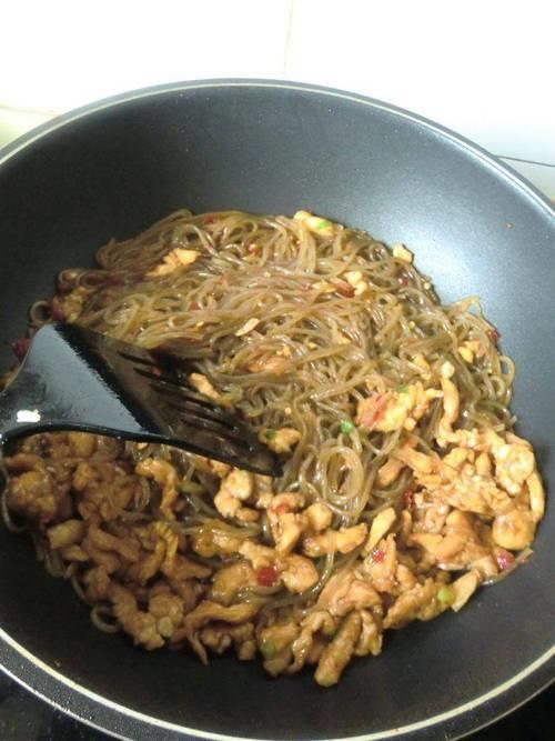 青萝卜粉条炒肉的做法