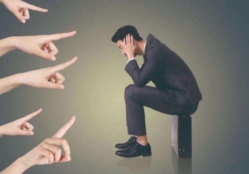 一个人高高在上的意思