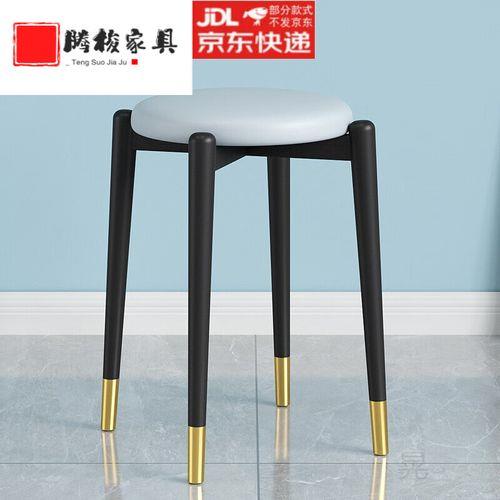 穿马面裙怎么坐在板凳上