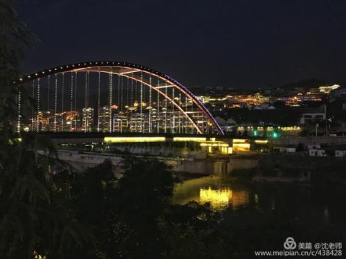 夜晚，小山村灯火通明怎么扩句