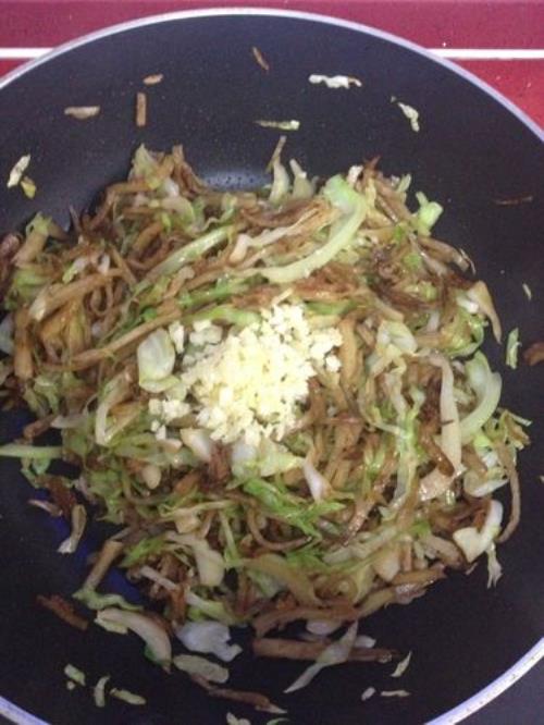 肉丝圆白菜炒饼怎么做好吃