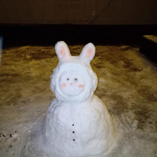兔子雪人抱树的堆法