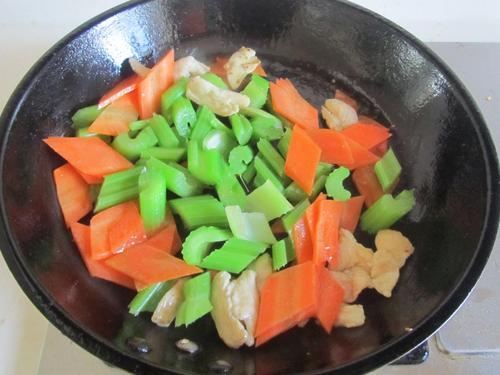 西芹炒鸡胸肉的家常做法