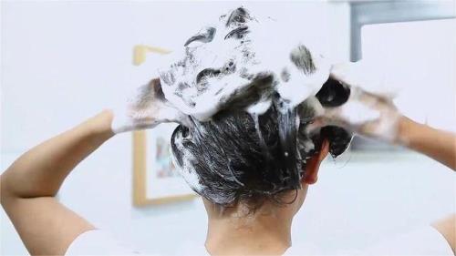 烫完头发多久可以洗头