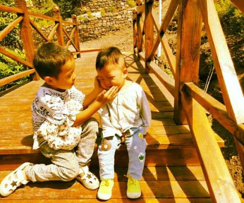 小朋友相亲相爱的句子