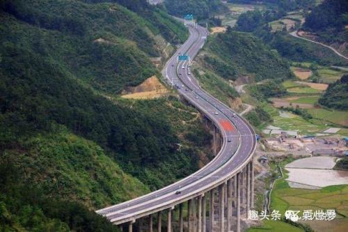 逢山开路遇水架桥的文案