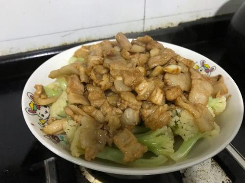 白菜花炒五花肉做法