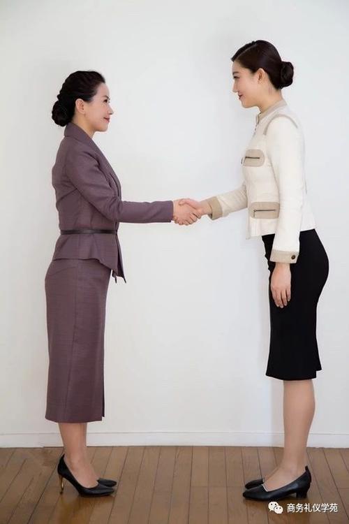 与长辈勾肩搭背不礼貌吗