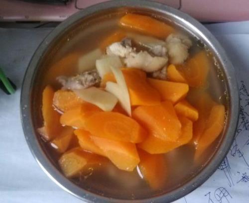 红萝卜炖鸡的做法
