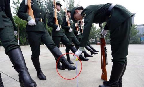 正步为什么越走越快
