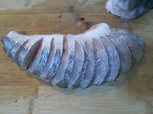 如何把鲈鱼对半切开平铺