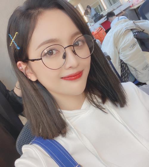 戴眼镜怎么拍照好看