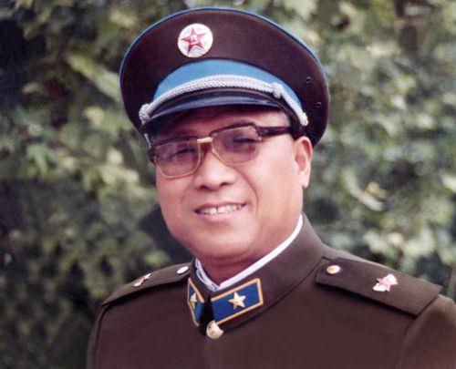 驻昆解放军化肥厂首任厂长