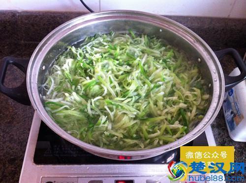 焯萝卜水能和面吗