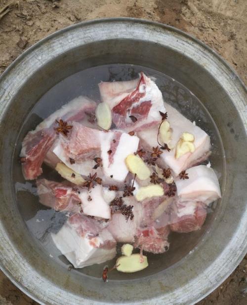 北方农村煮肉方法