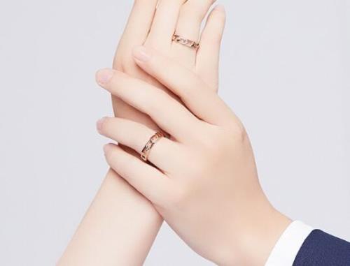女人结婚戒指戴哪个手啊