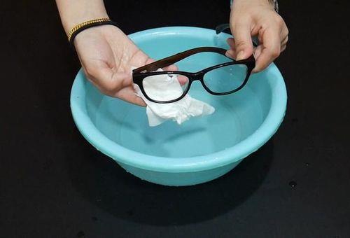 眼镜脏了怎样清理最好
