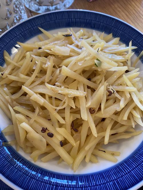 王刚莲菜炒肉的做法