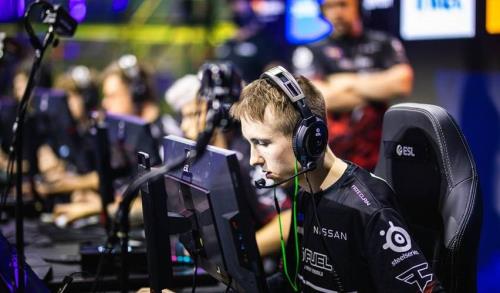 csgo职业哥耳机为啥戴两个