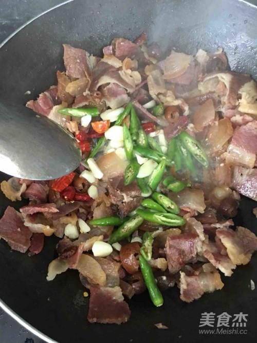 腊肉炒荞苗的家常做法
