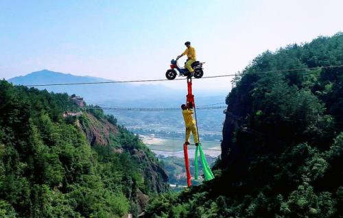 为什么人在高空走直线很难