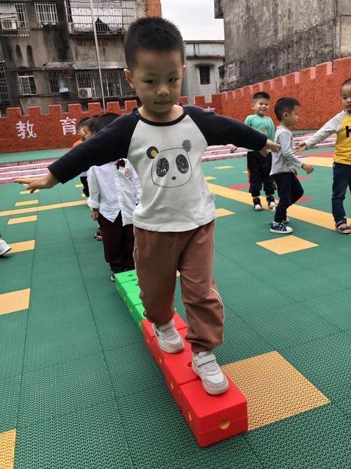 中班幼儿在平衡木上走的要求