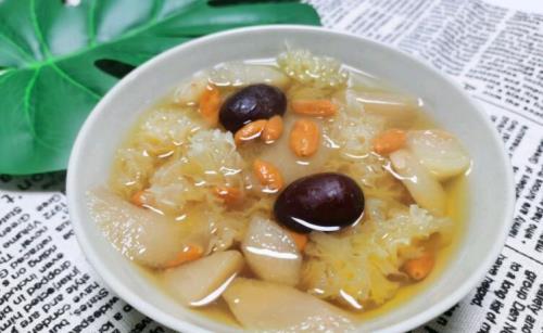 冰糖银耳莲子百合雪梨汤怎么做