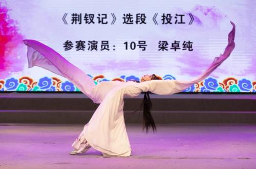 粉墨登场古今异义