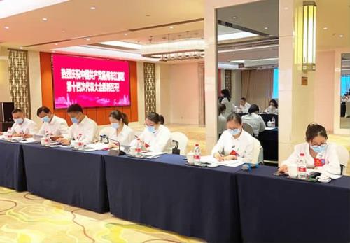 为什么党员开会要穿白色衬衣
