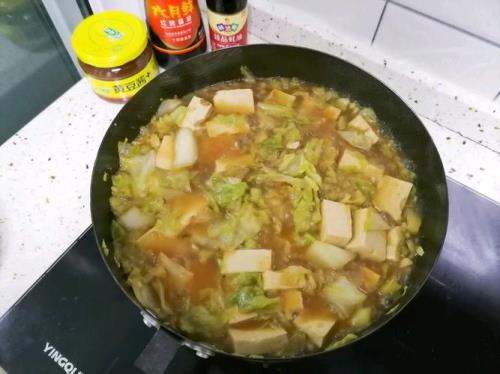 白菜炖豆腐是怎么做的
