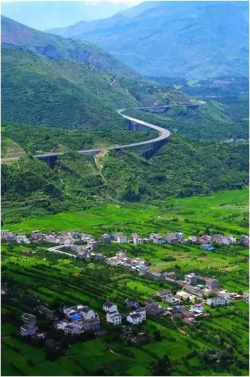 缝山开路，遇水架桥