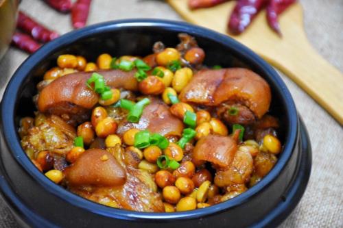 关于猪脚炖黄豆的方法