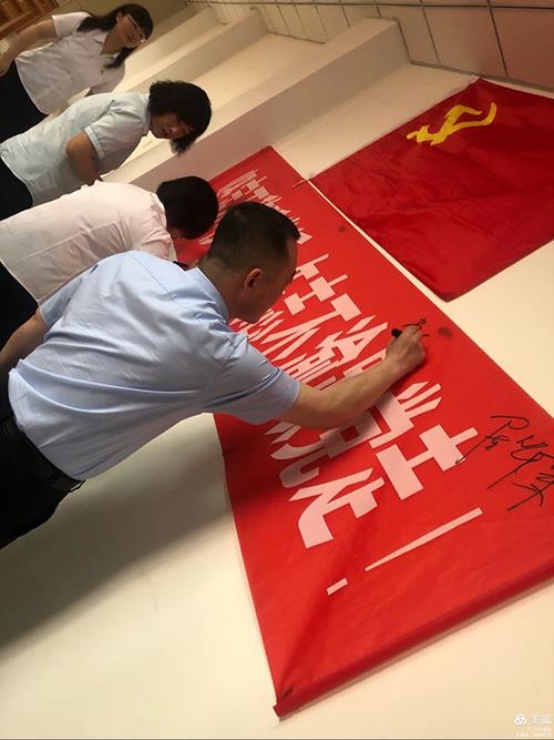 坚定不移跟党走下一句