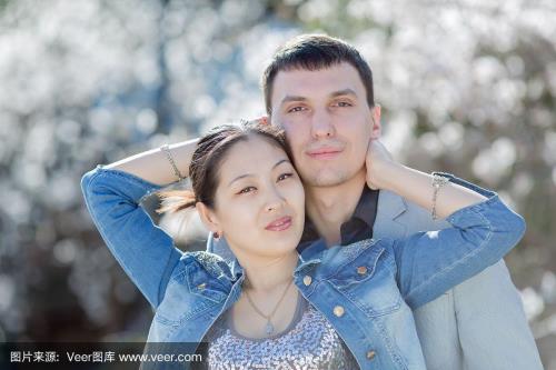摸异性脖子代表什么