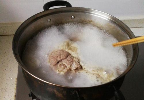煮好的羊肉放汤里泡着好不好