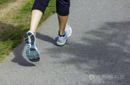 跑步脚应该怎样落地