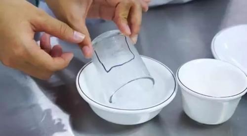 一次性胶碗能用开水烫吗