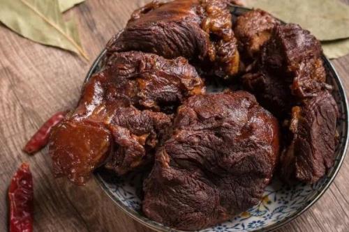 卤牛肉什么时间放盐